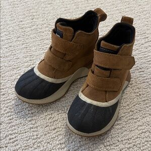 Sorel Children’s Winter Boots Tan Suede with Rubber Bottom size 13 waterproof